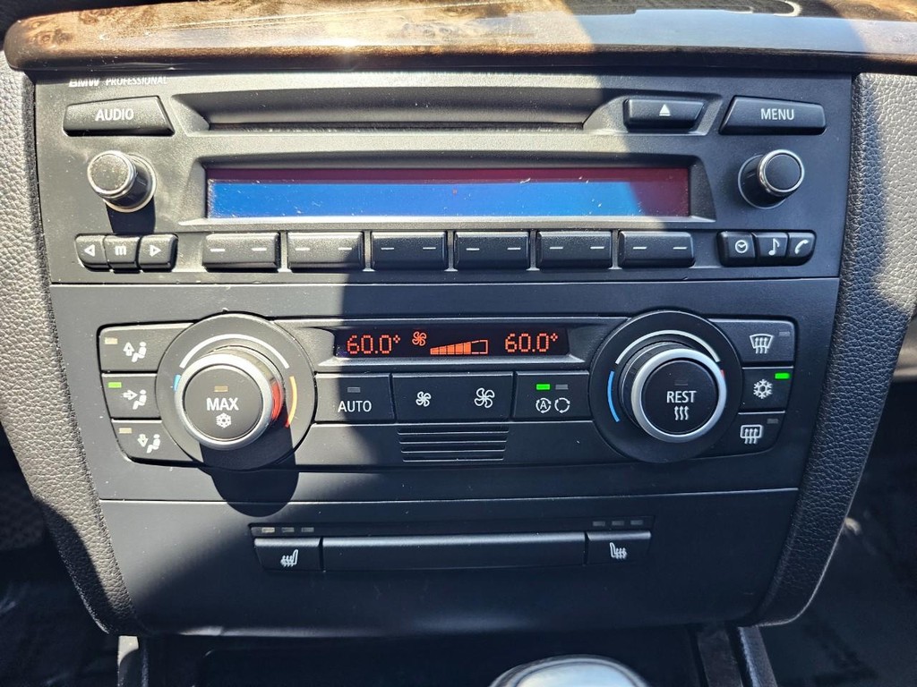 BMW 1 Series Vehicle Full-screen Gallery Image 26