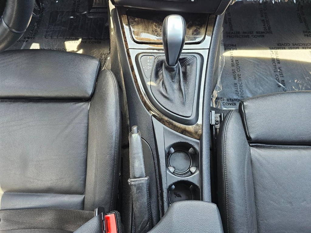 BMW 1 Series Vehicle Full-screen Gallery Image 27