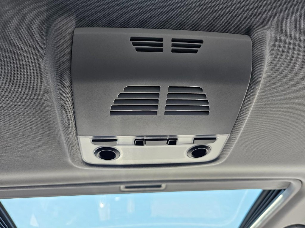 BMW 1 Series Vehicle Full-screen Gallery Image 30