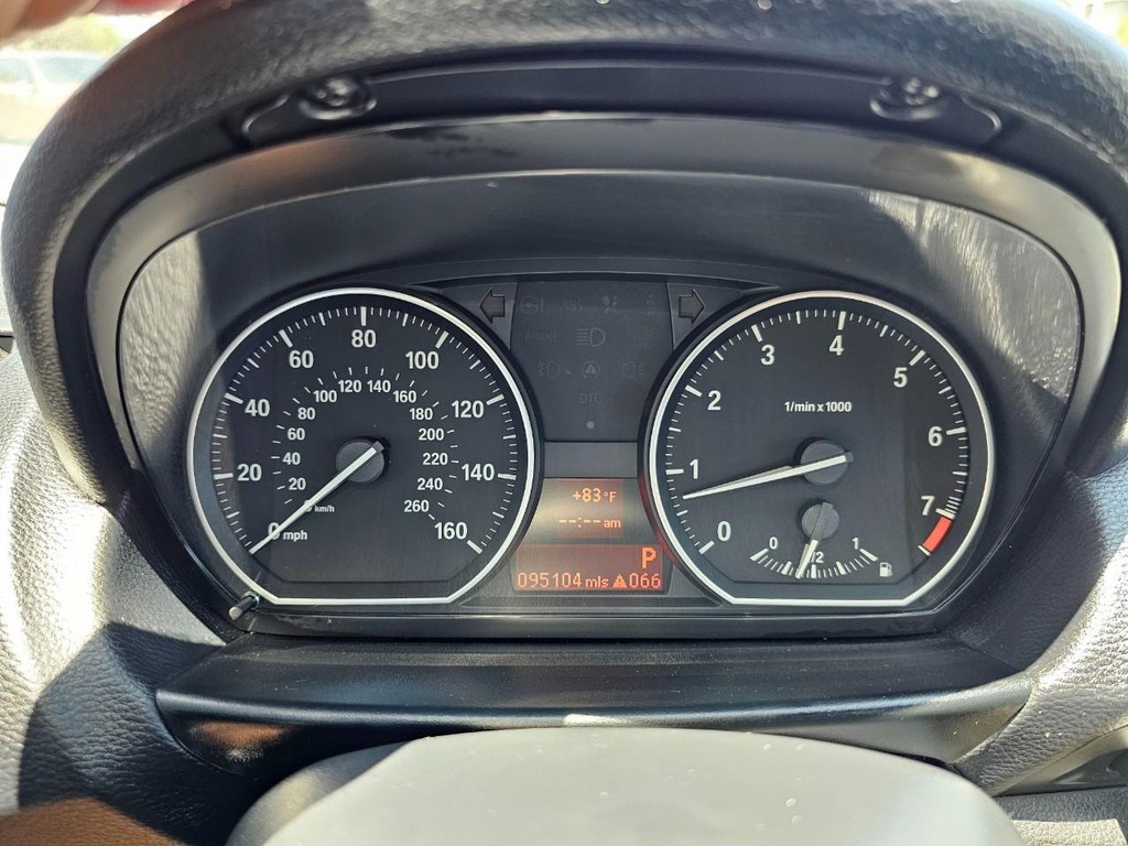 BMW 1 Series Vehicle Full-screen Gallery Image 31