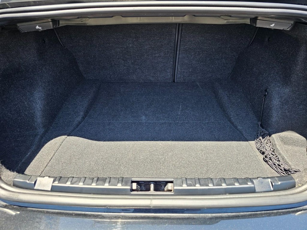 BMW 1 Series Vehicle Full-screen Gallery Image 32