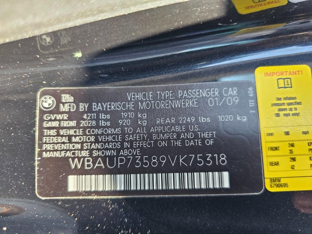 BMW 1 Series Vehicle Full-screen Gallery Image 36