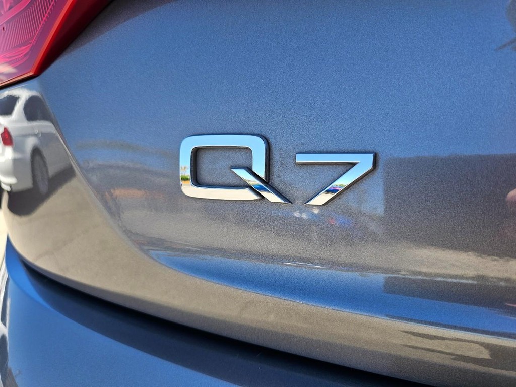 Audi Q7 Vehicle Full-screen Gallery Image 14