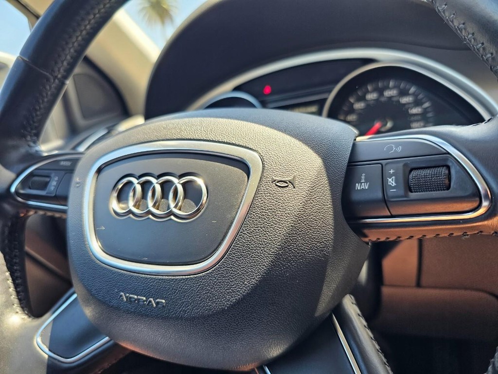 Audi Q7 Vehicle Full-screen Gallery Image 22