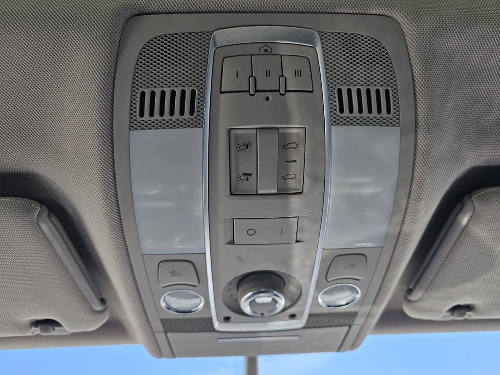 Audi Q7 Vehicle Full-screen Gallery Image 40