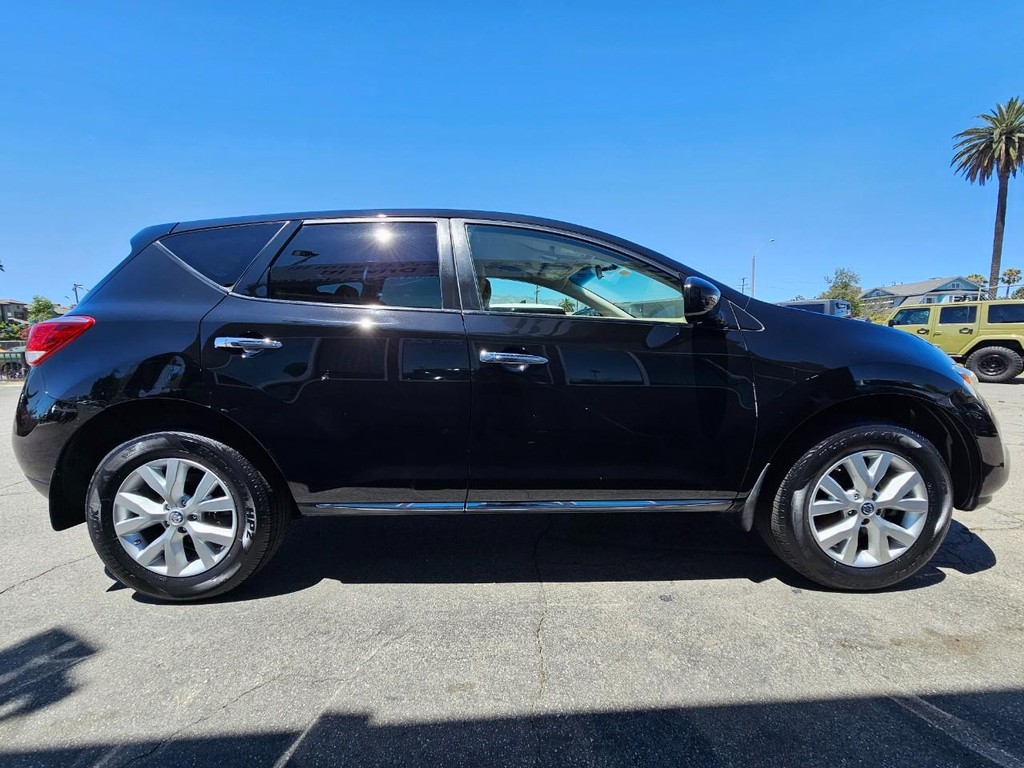 Nissan Murano LE Vehicle Full-screen Gallery Image 8