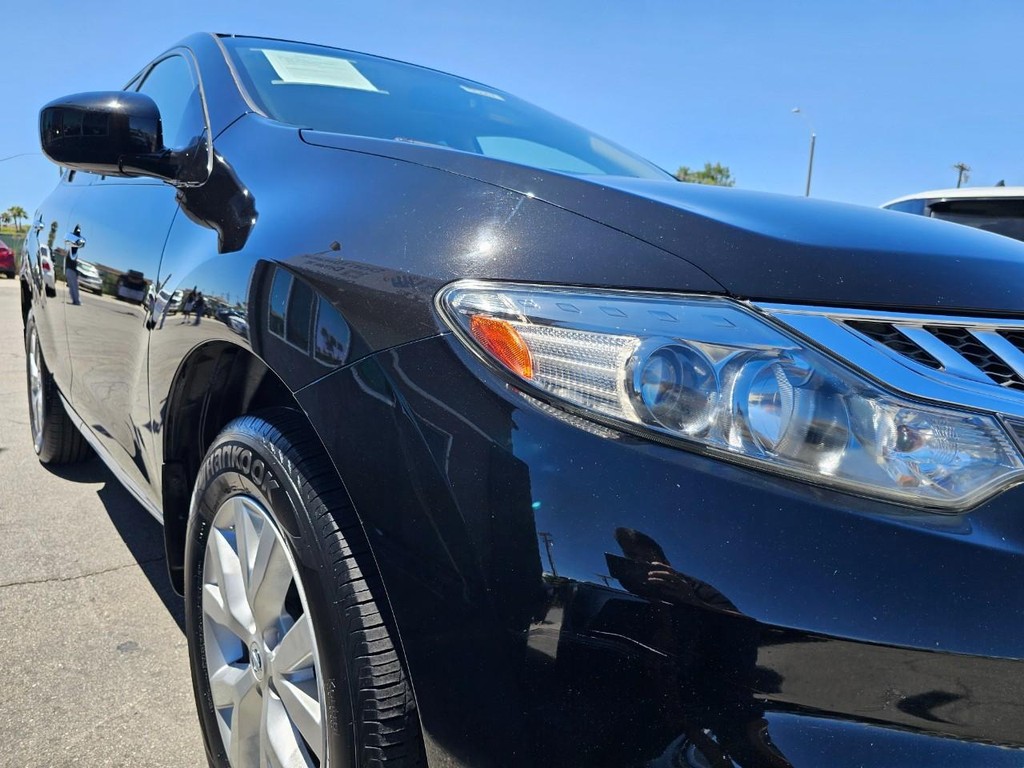 Nissan Murano LE Vehicle Full-screen Gallery Image 11