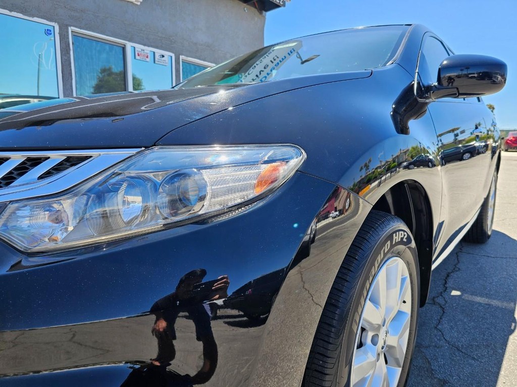 Nissan Murano LE Vehicle Full-screen Gallery Image 12