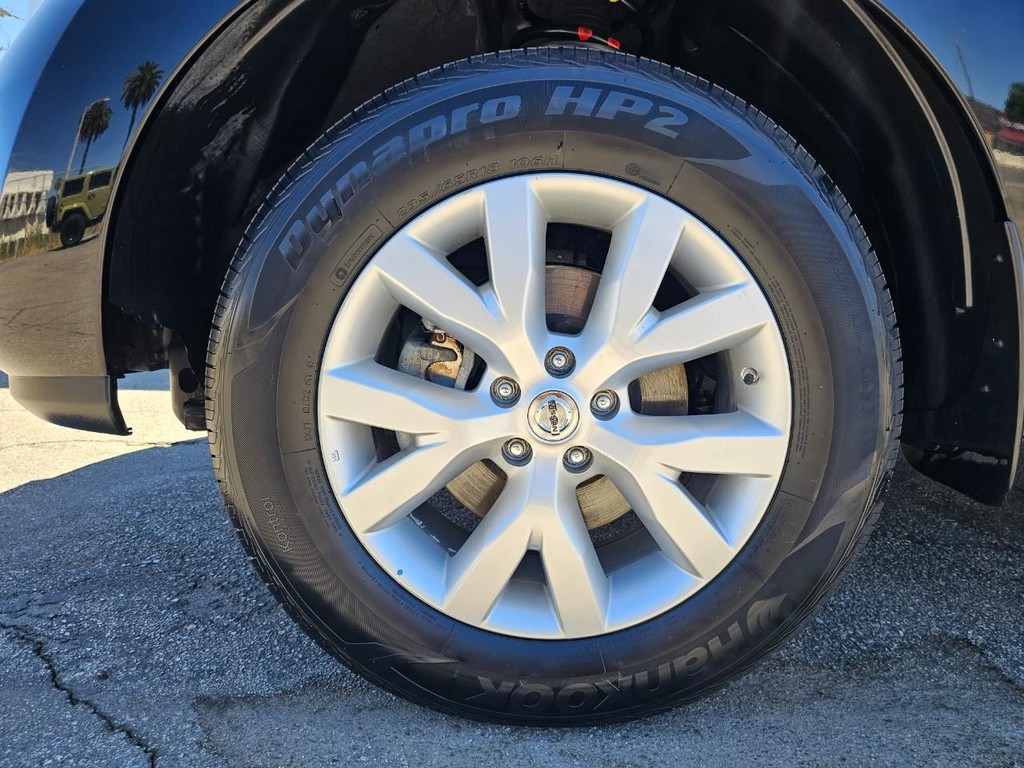 Nissan Murano LE Vehicle Full-screen Gallery Image 16