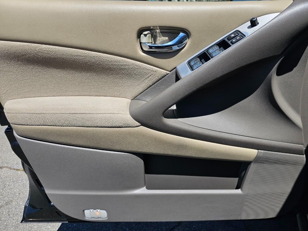 Nissan Murano LE Vehicle Full-screen Gallery Image 17