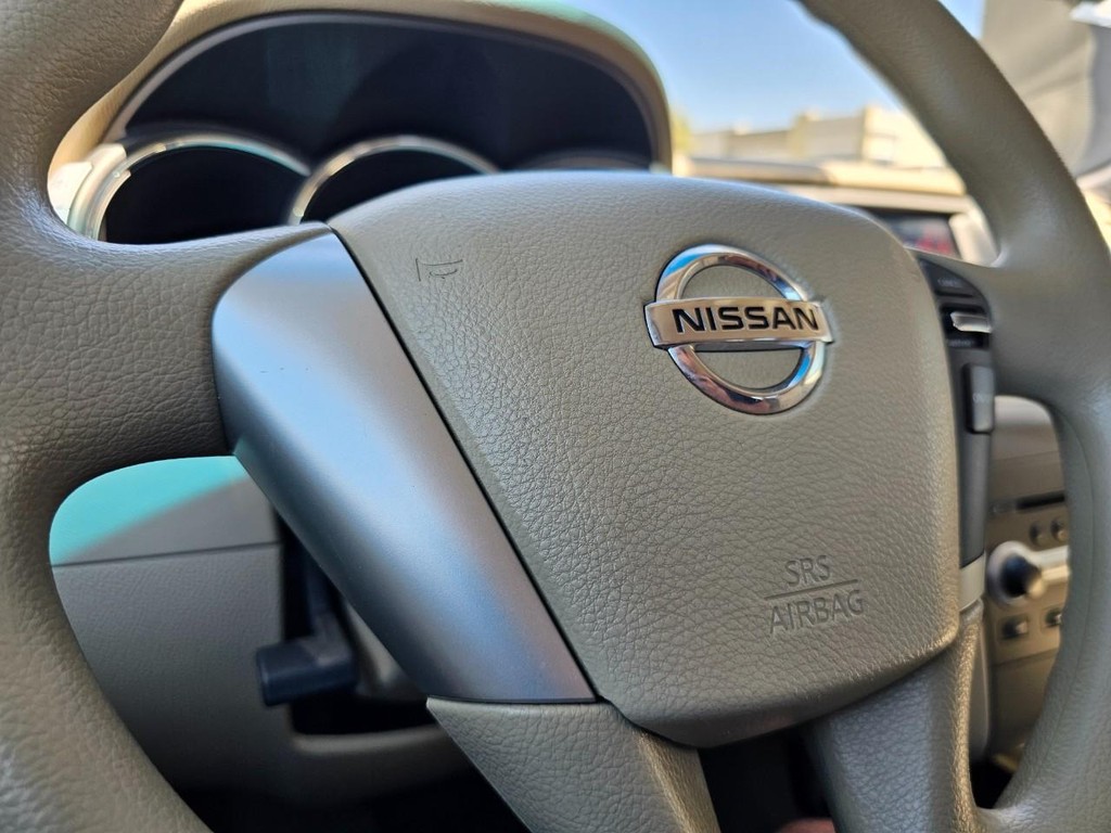 Nissan Murano LE Vehicle Full-screen Gallery Image 19