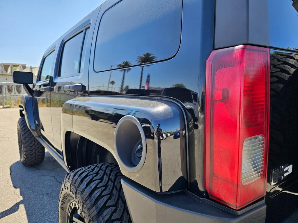 HUMMER H3 Vehicle Full-screen Gallery Image 12