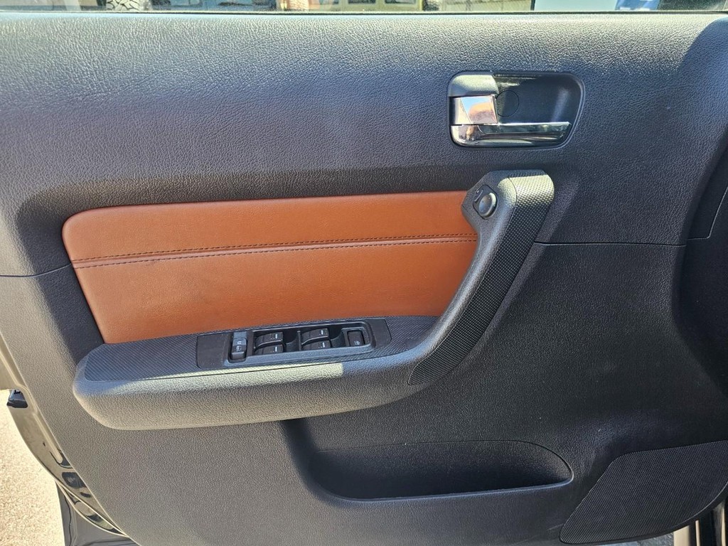 HUMMER H3 Vehicle Full-screen Gallery Image 21