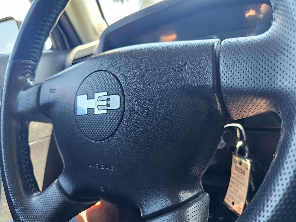 HUMMER H3 Vehicle Full-screen Gallery Image 25