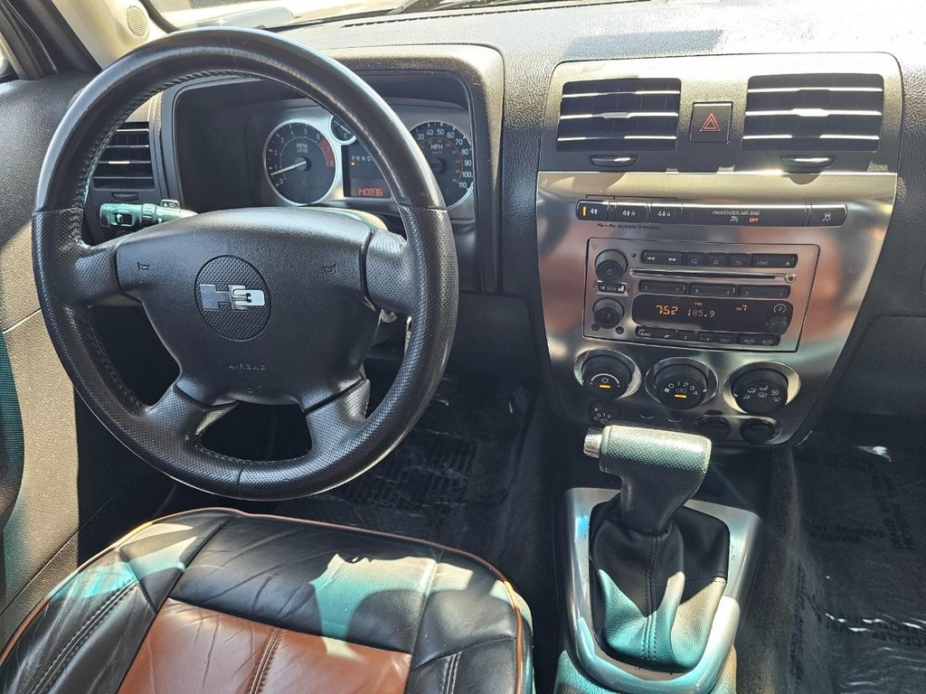 HUMMER H3 Vehicle Full-screen Gallery Image 30