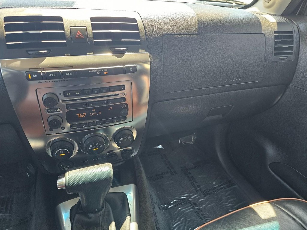 HUMMER H3 Vehicle Full-screen Gallery Image 31