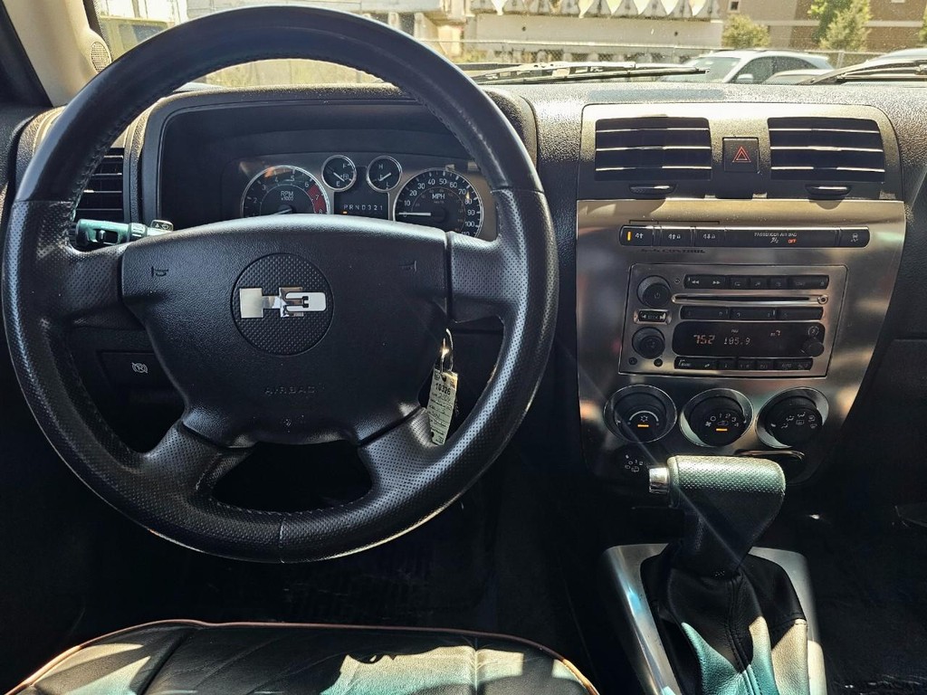 HUMMER H3 Vehicle Full-screen Gallery Image 32