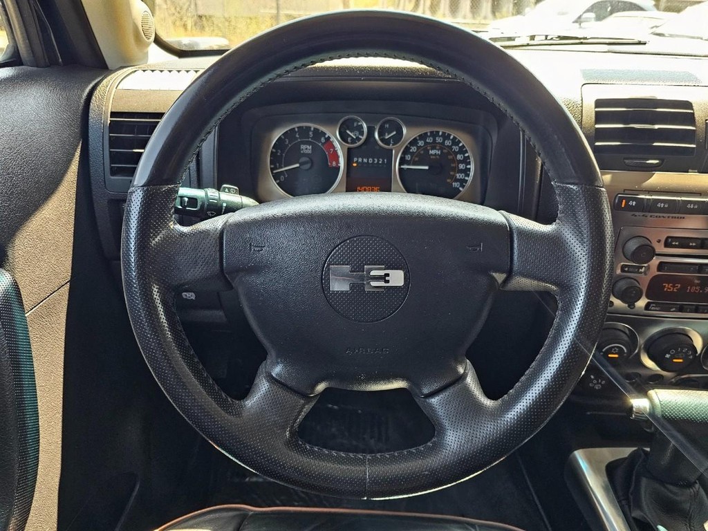 HUMMER H3 Vehicle Full-screen Gallery Image 33