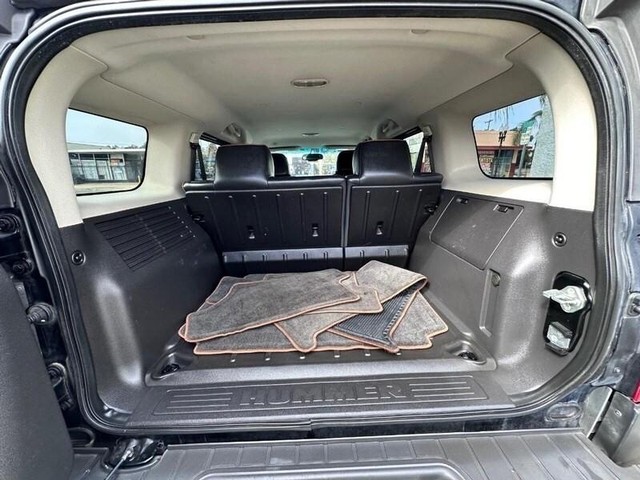 HUMMER H3 Vehicle Full-screen Gallery Image 36