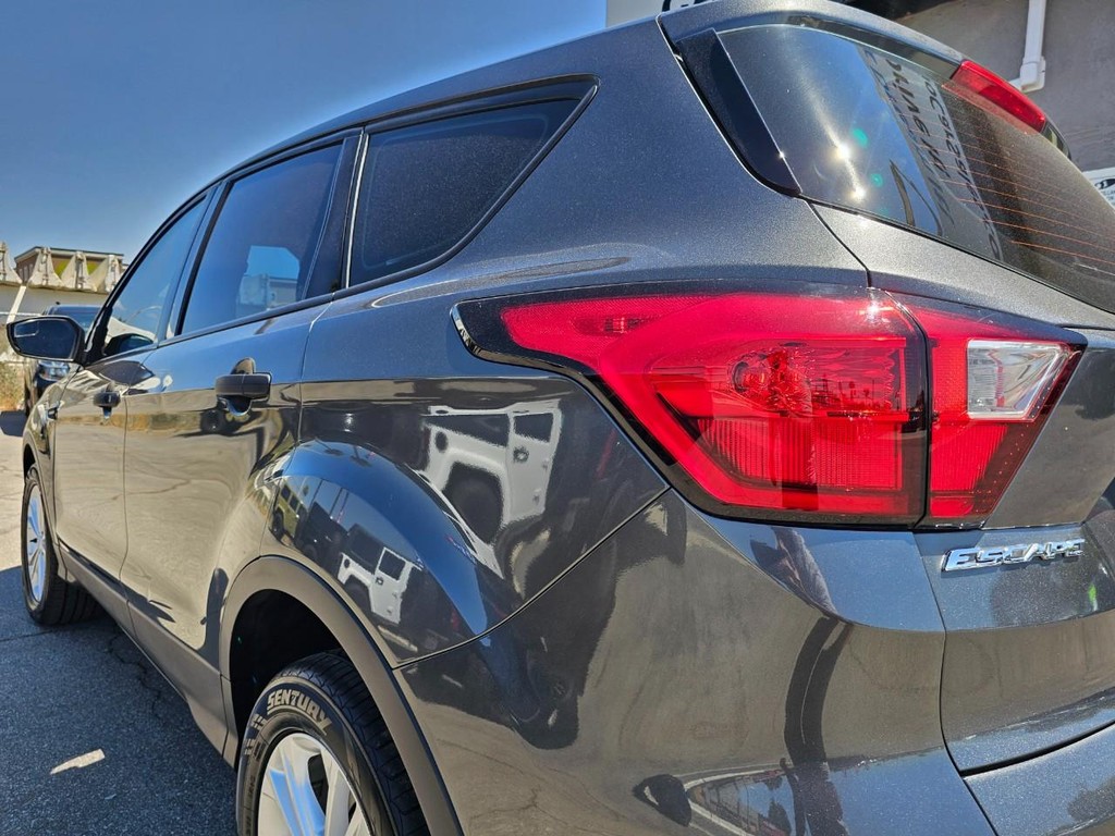 Ford Escape Vehicle Full-screen Gallery Image 12