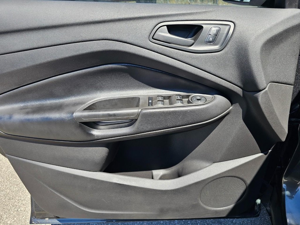 Ford Escape Vehicle Full-screen Gallery Image 15