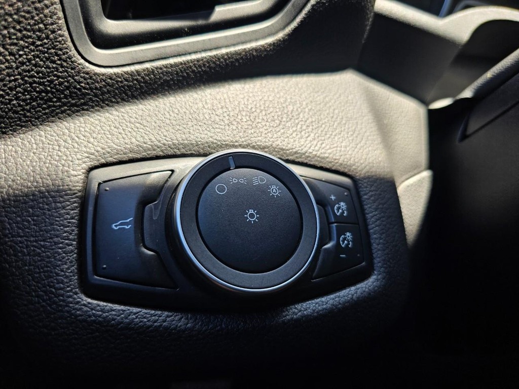 Ford Escape Vehicle Full-screen Gallery Image 17