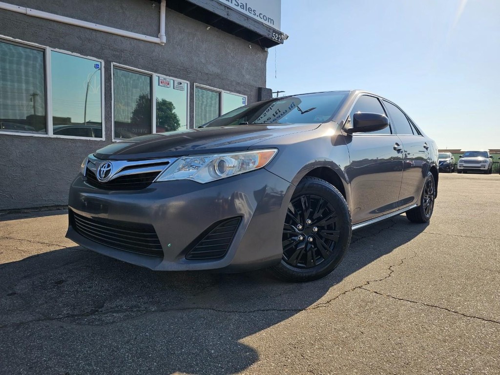 Toyota Camry Vehicle Full-screen Gallery Image 2