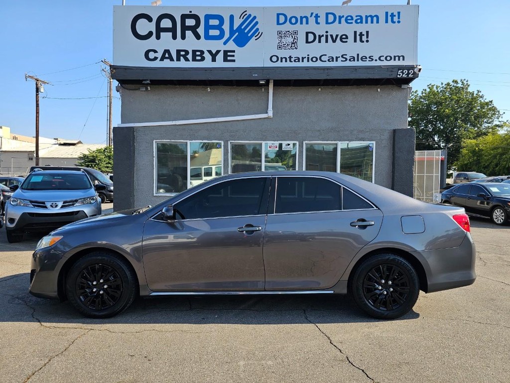 Toyota Camry Vehicle Full-screen Gallery Image 3