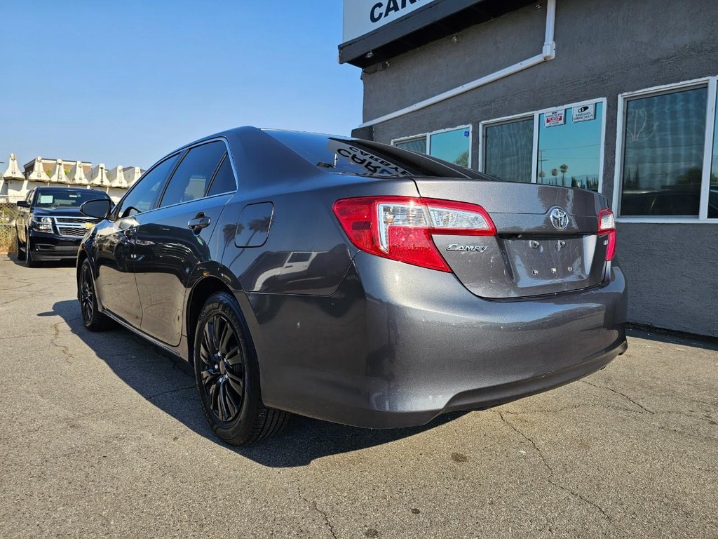 Toyota Camry Vehicle Full-screen Gallery Image 4