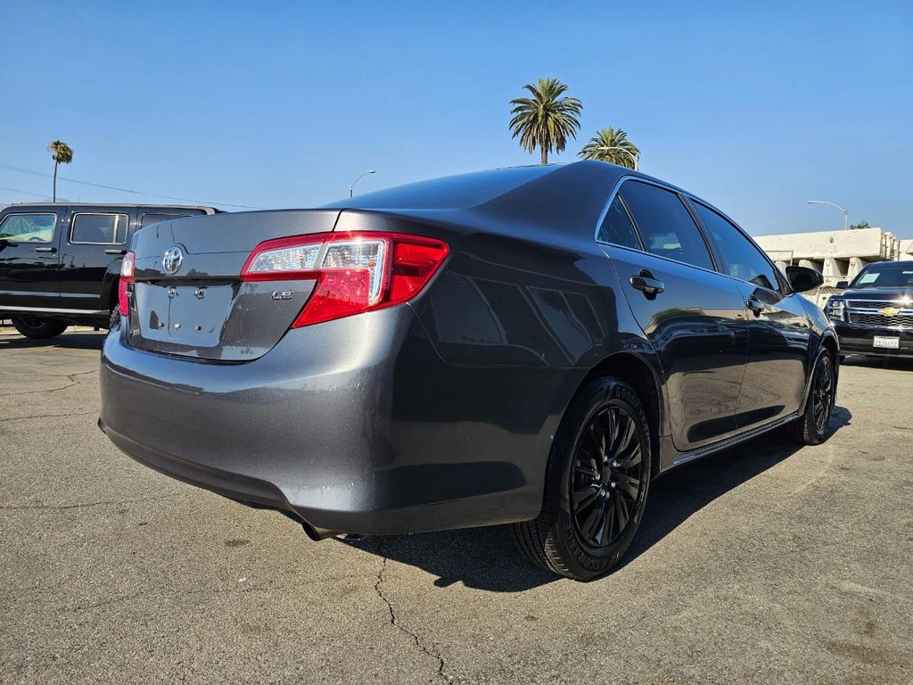 Toyota Camry Vehicle Full-screen Gallery Image 6