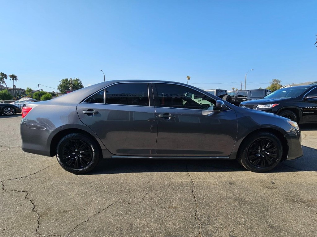 Toyota Camry Vehicle Full-screen Gallery Image 7