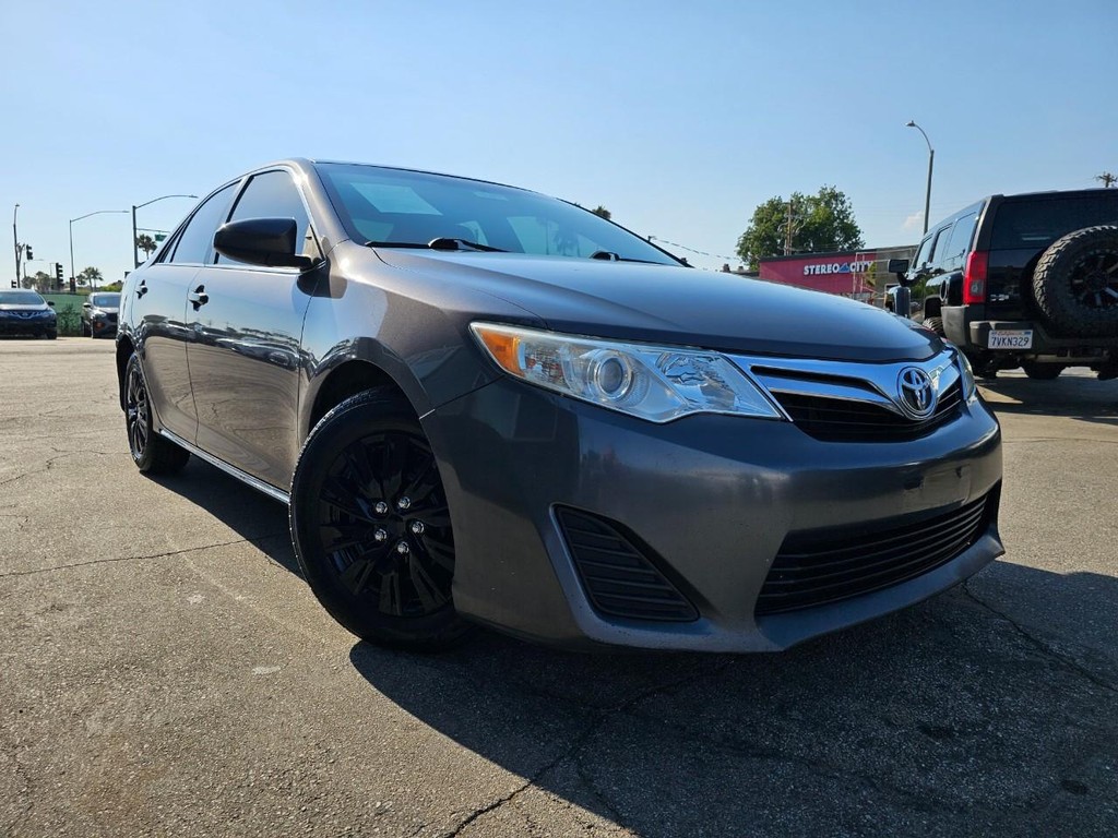 Toyota Camry Vehicle Full-screen Gallery Image 8