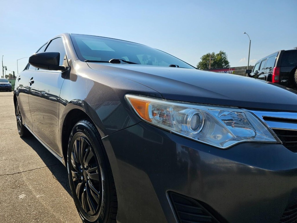 Toyota Camry Vehicle Full-screen Gallery Image 10