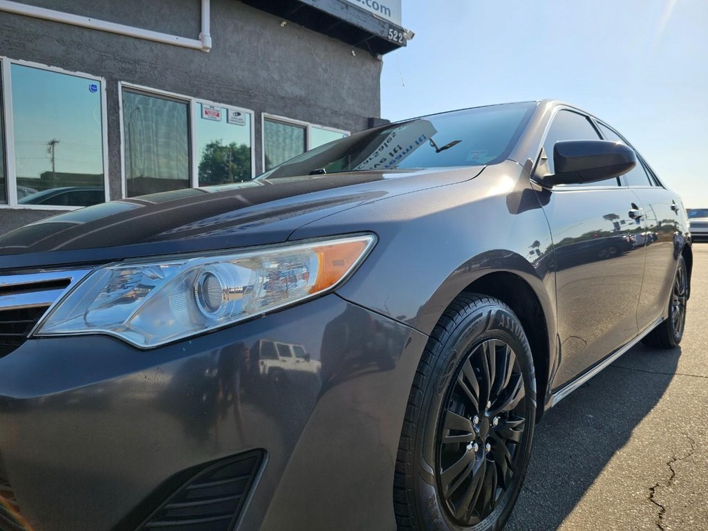 Toyota Camry Vehicle Full-screen Gallery Image 11