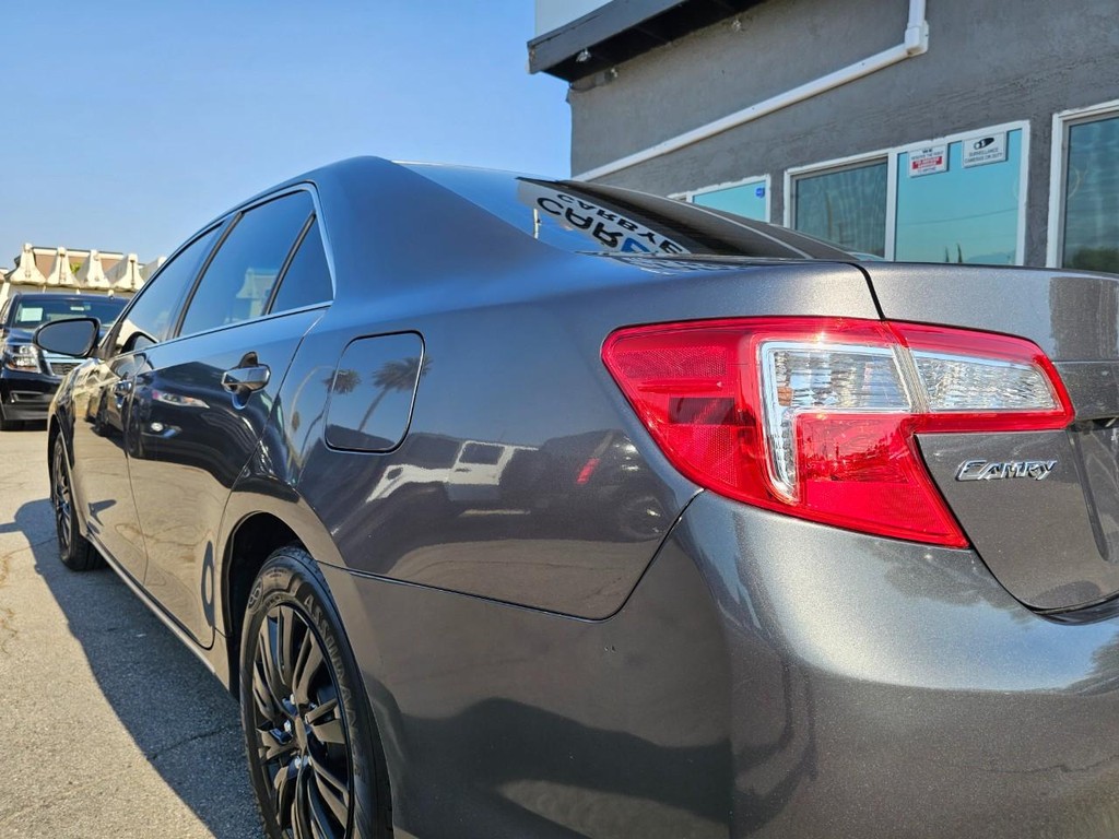 Toyota Camry Vehicle Full-screen Gallery Image 12