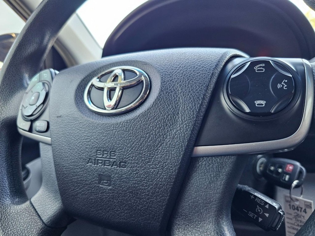 Toyota Camry Vehicle Full-screen Gallery Image 21