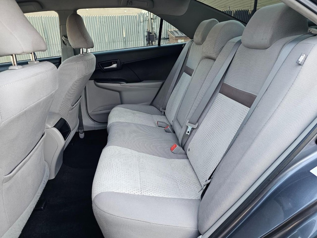 Toyota Camry Vehicle Full-screen Gallery Image 23