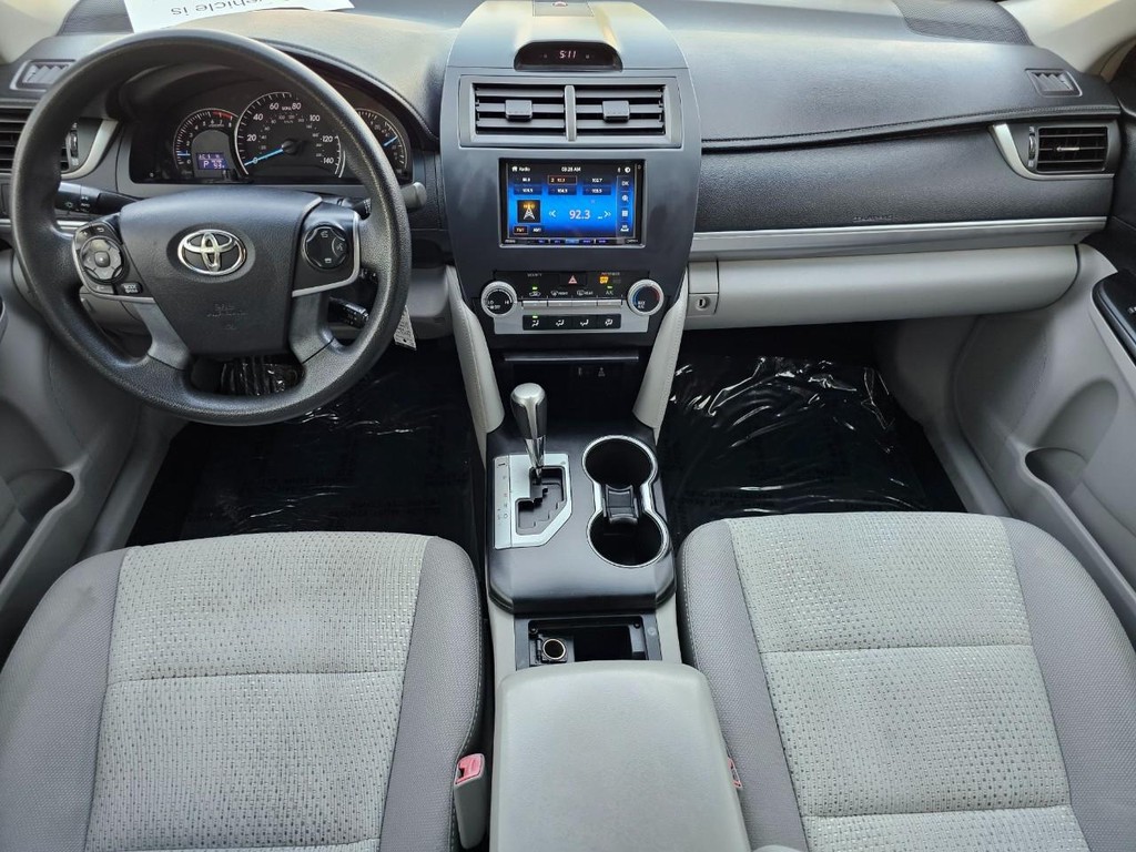 Toyota Camry Vehicle Full-screen Gallery Image 24