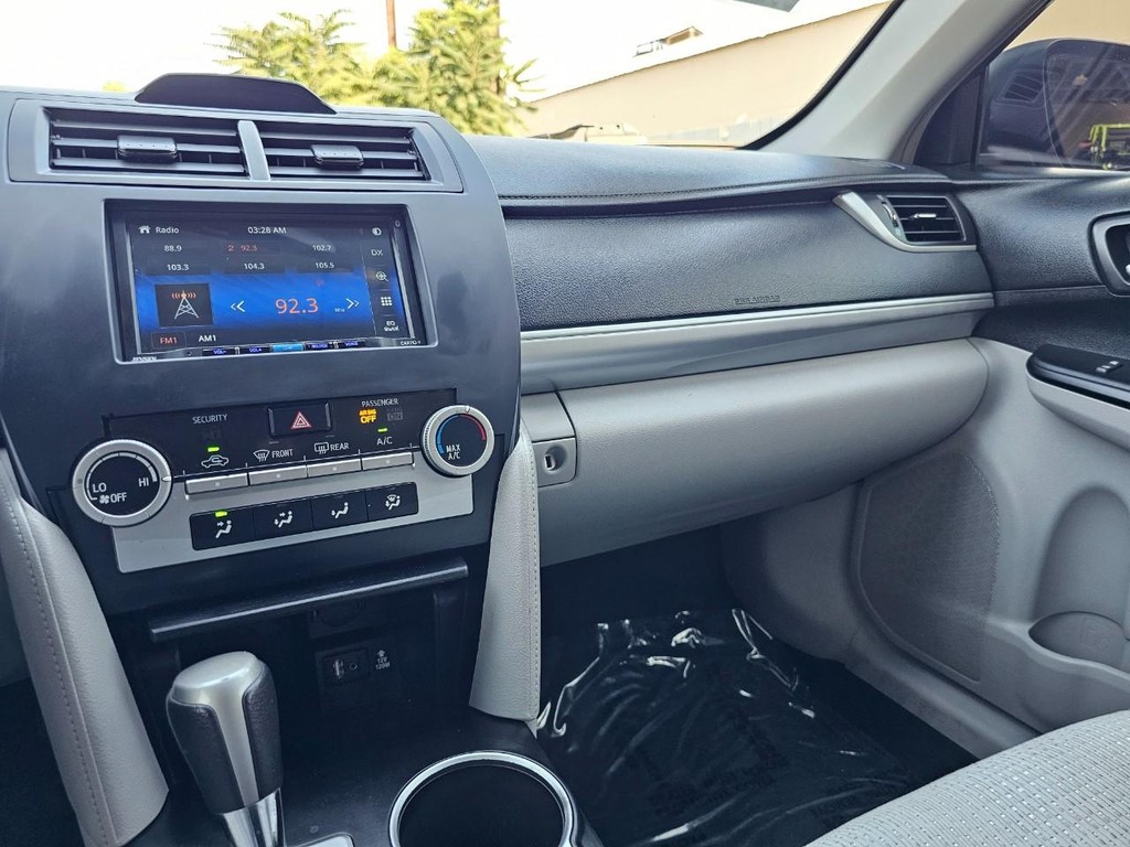 Toyota Camry Vehicle Full-screen Gallery Image 26