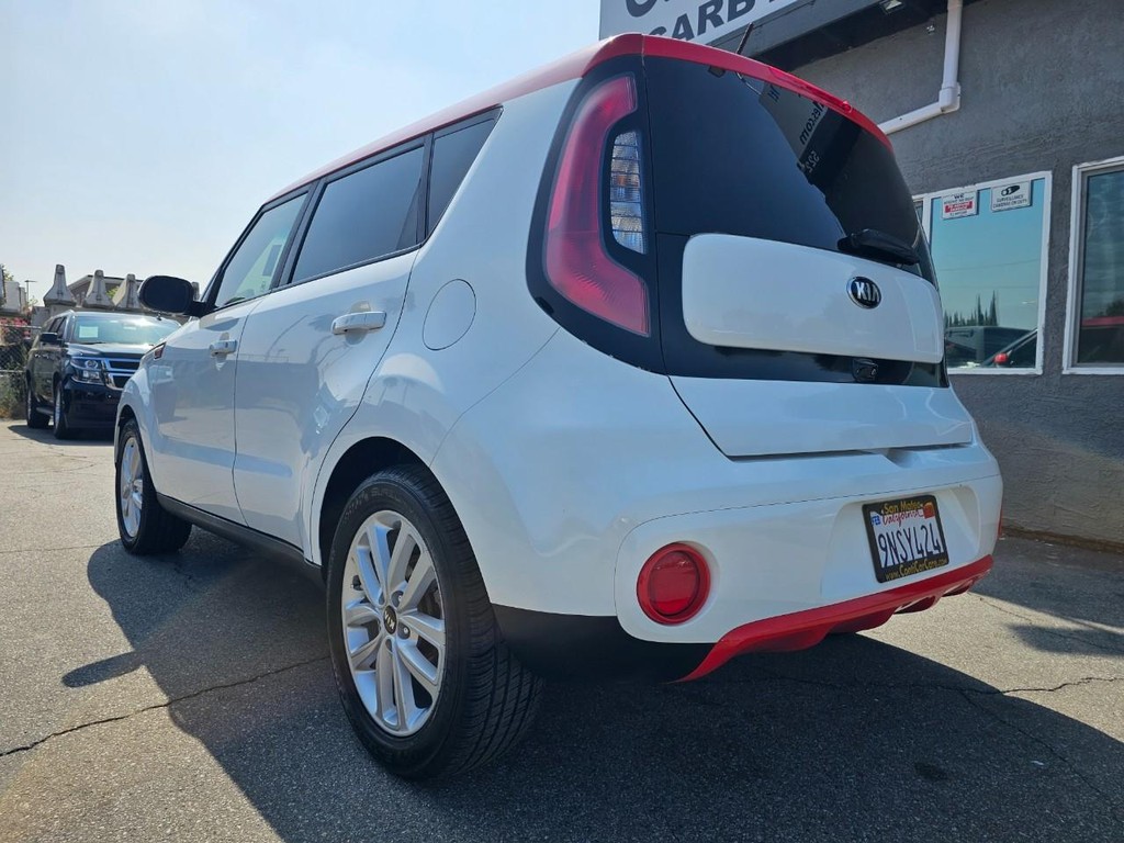 Kia Soul Vehicle Full-screen Gallery Image 4