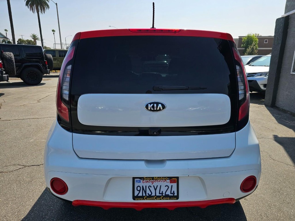 Kia Soul Vehicle Full-screen Gallery Image 5