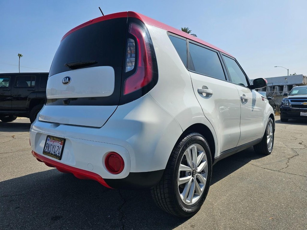 Kia Soul Vehicle Full-screen Gallery Image 6