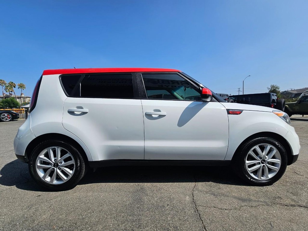 Kia Soul Vehicle Full-screen Gallery Image 7