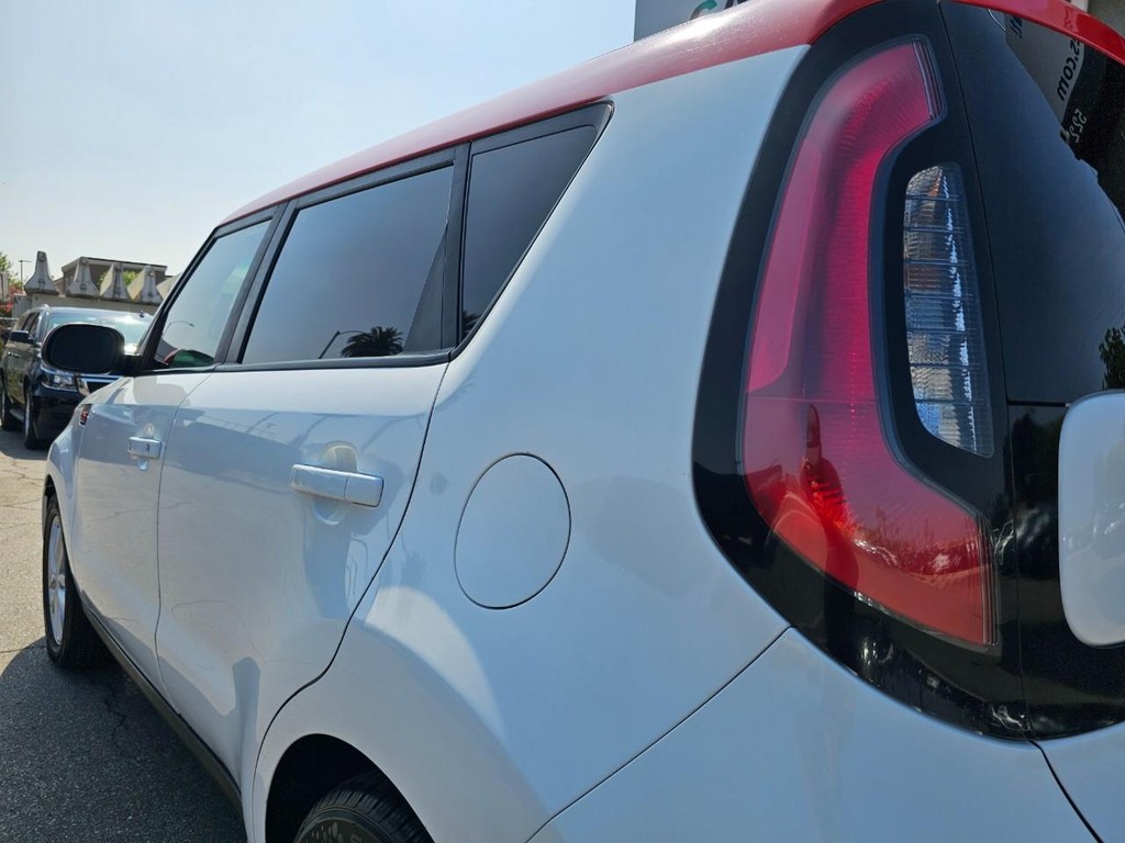 Kia Soul Vehicle Full-screen Gallery Image 12