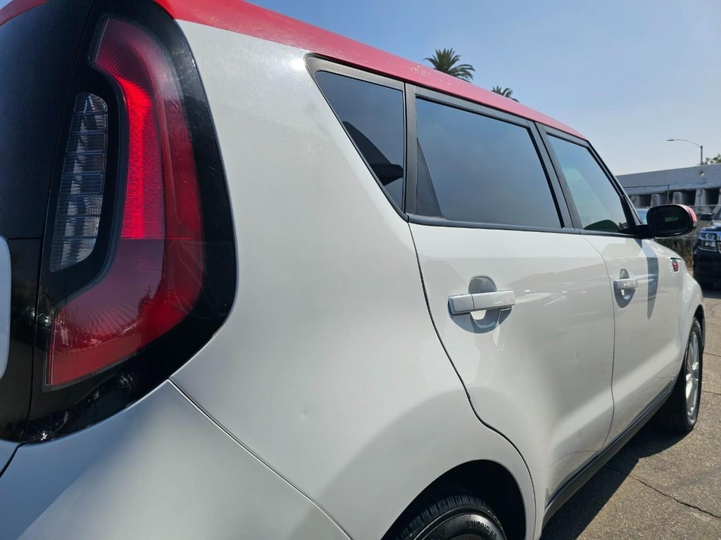 Kia Soul Vehicle Full-screen Gallery Image 13