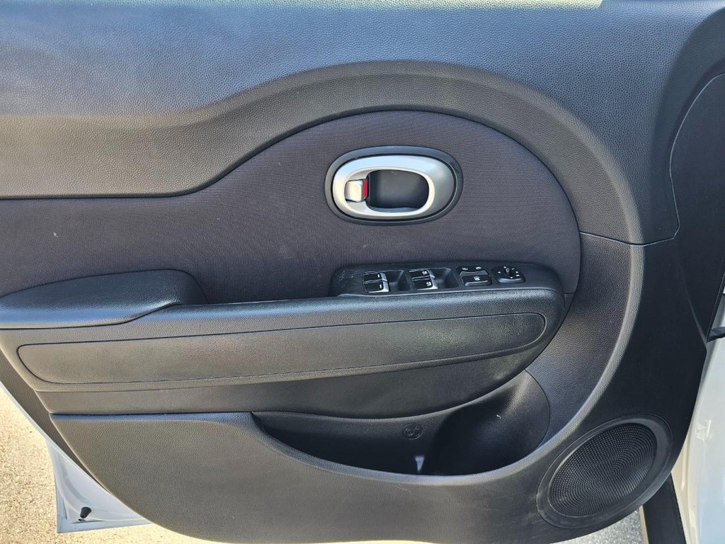 Kia Soul Vehicle Full-screen Gallery Image 17