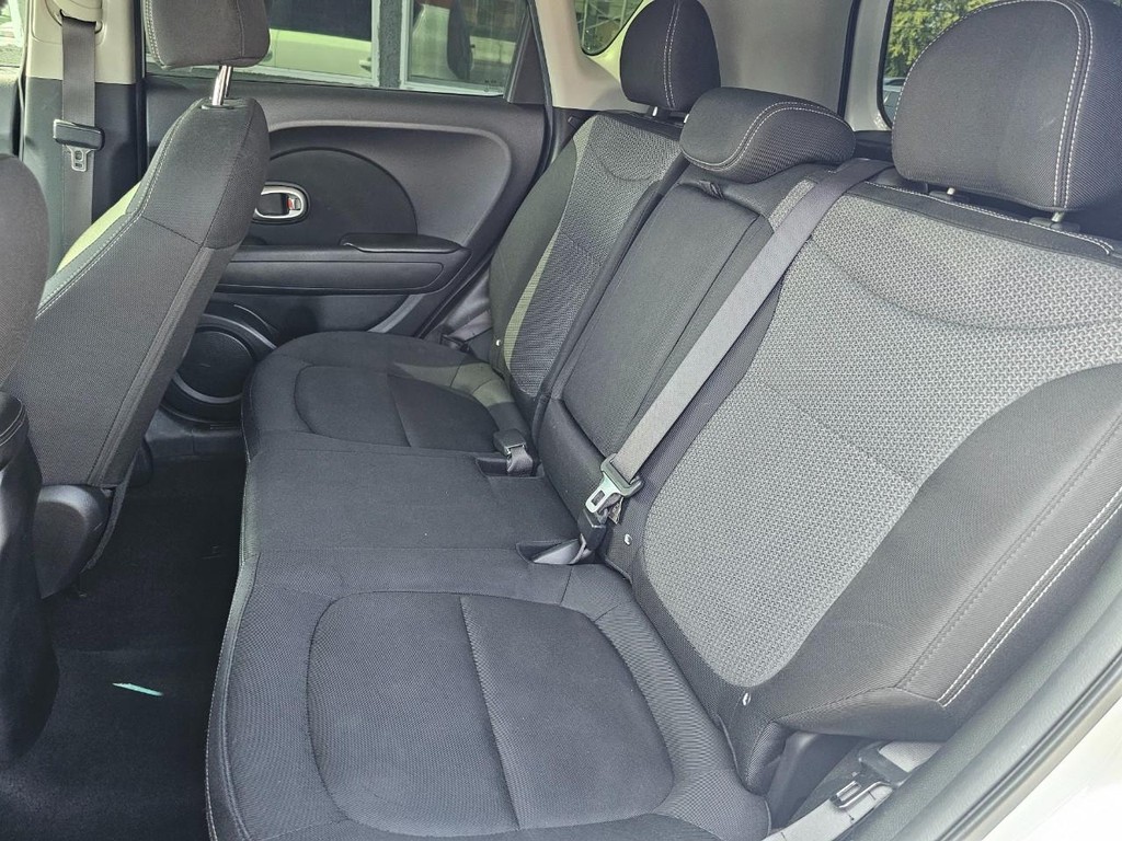 Kia Soul Vehicle Full-screen Gallery Image 23