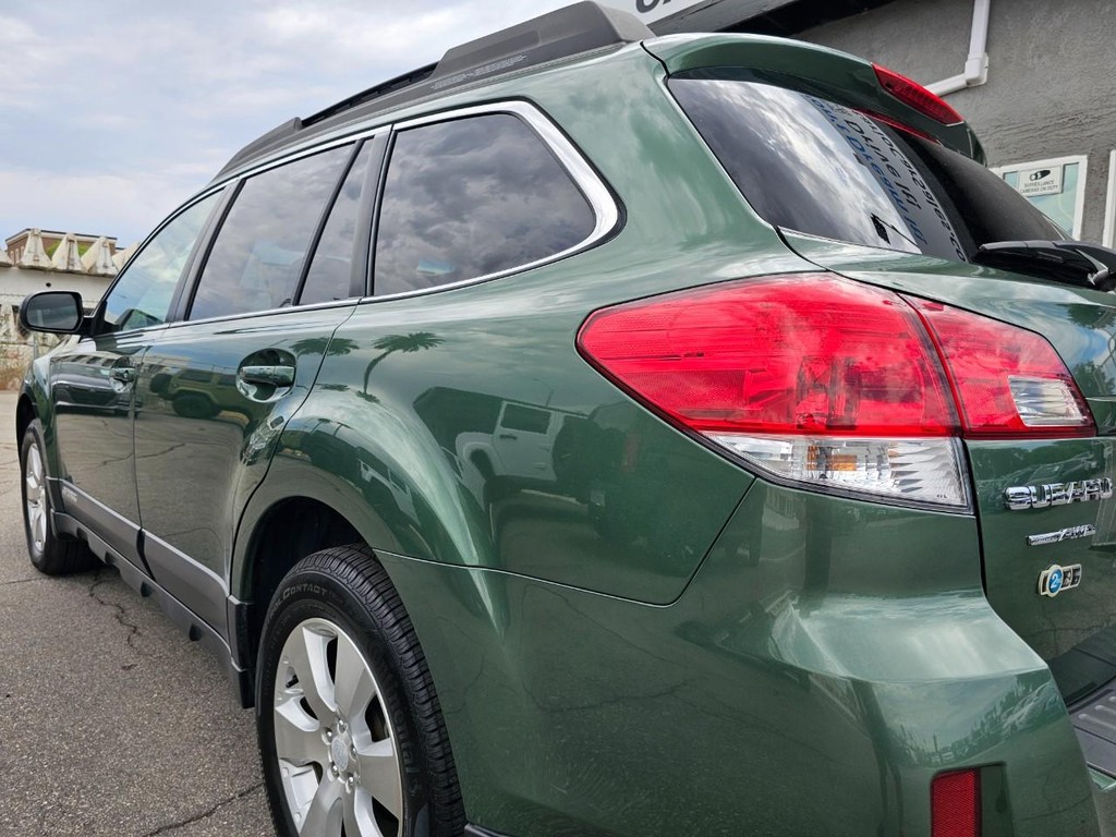 Subaru Outback Vehicle Full-screen Gallery Image 12