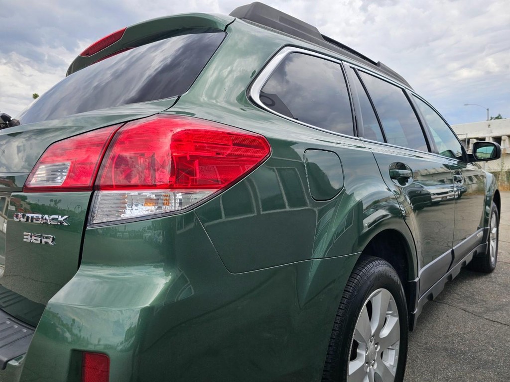 Subaru Outback Vehicle Full-screen Gallery Image 13