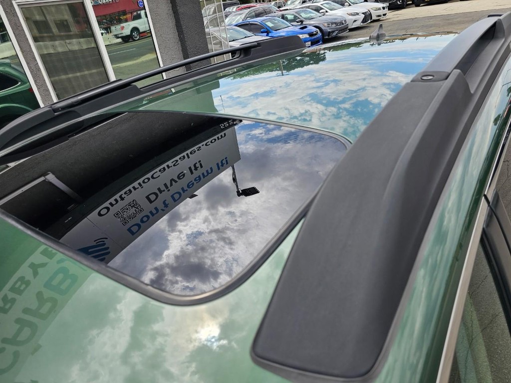 Subaru Outback Vehicle Full-screen Gallery Image 17